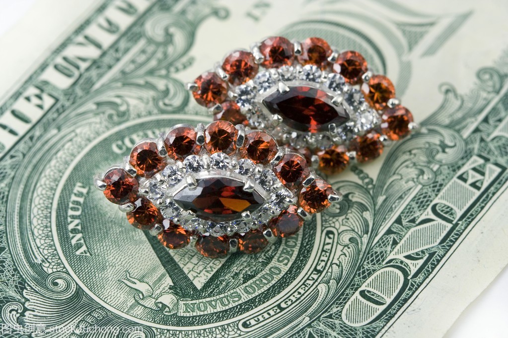 珠寶首飾、金錢與化妝品 現(xiàn)代消費(fèi)文化的象征與反思